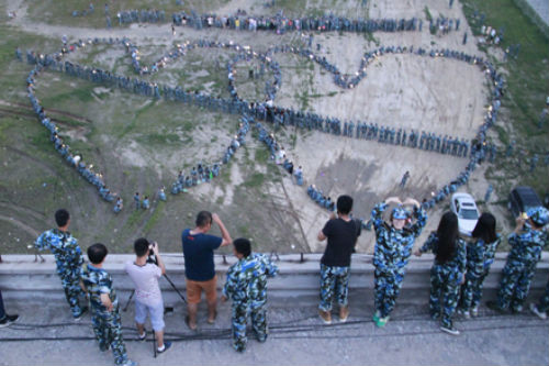 Màn tỏ tình bằng 1000 người gây sốt