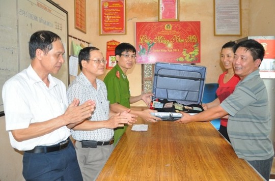 Đi tập thể dục phát hiện va li chứa nhiều tiền, vàng