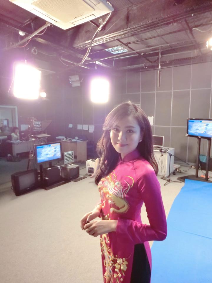 “Cô gái thời tiết” xinh đẹp sở hữu chuỗi cửa hàng đắt khách