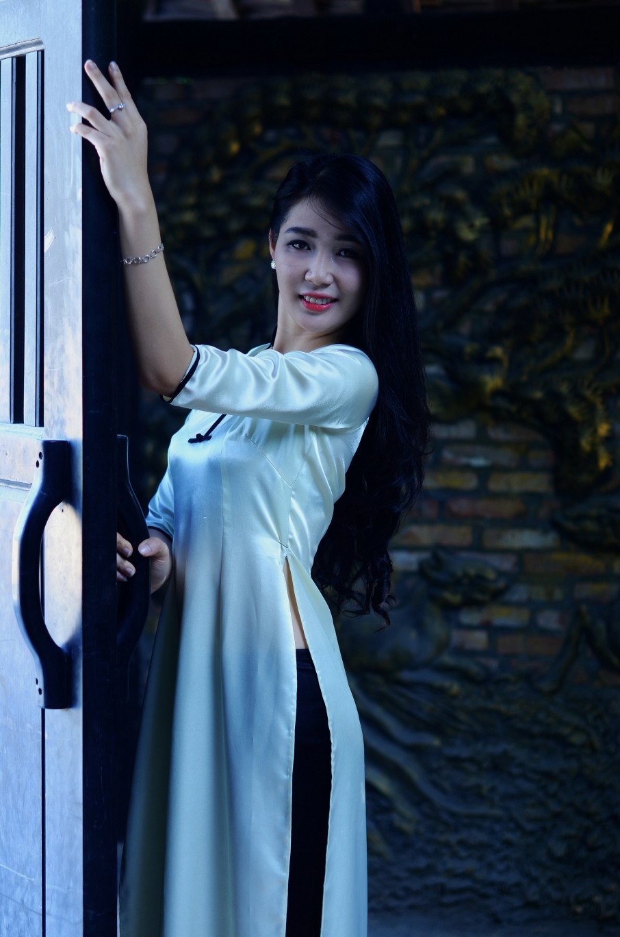 Thiếu nữ 9X duyên dáng bên làng cổ xưa