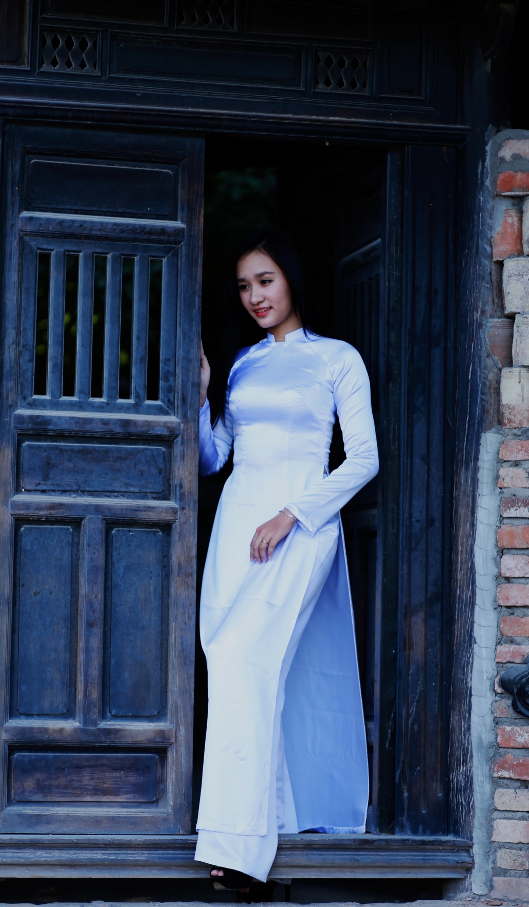 Thiếu nữ 9X duyên dáng bên làng cổ xưa