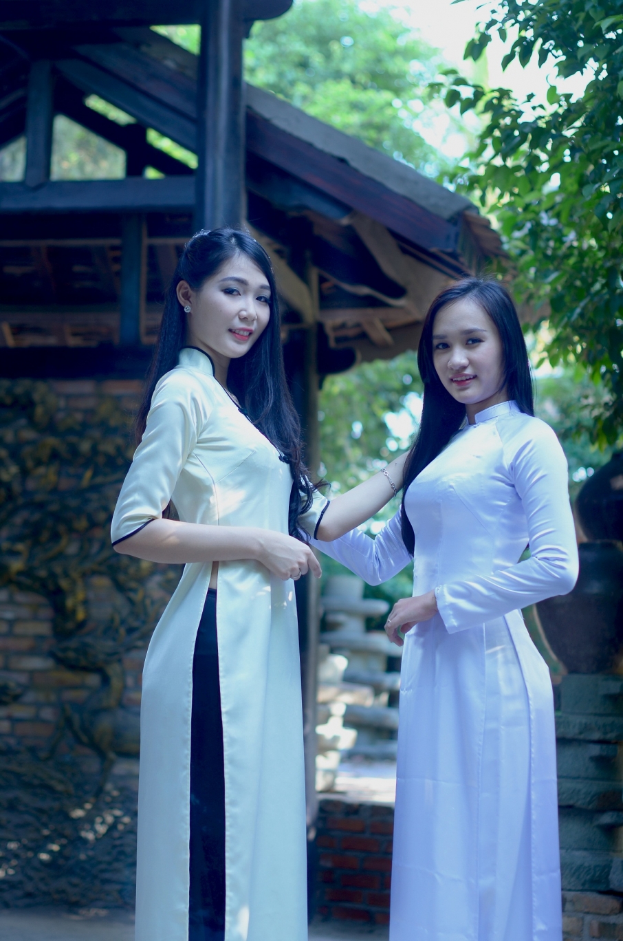 Thiếu nữ 9X duyên dáng bên làng cổ xưa