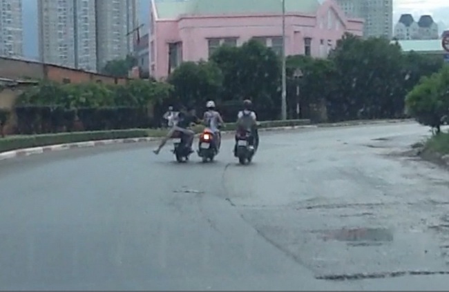 TP. HCM: Thủ đoạn cướp xe mới khiến dân mạng hoang mang