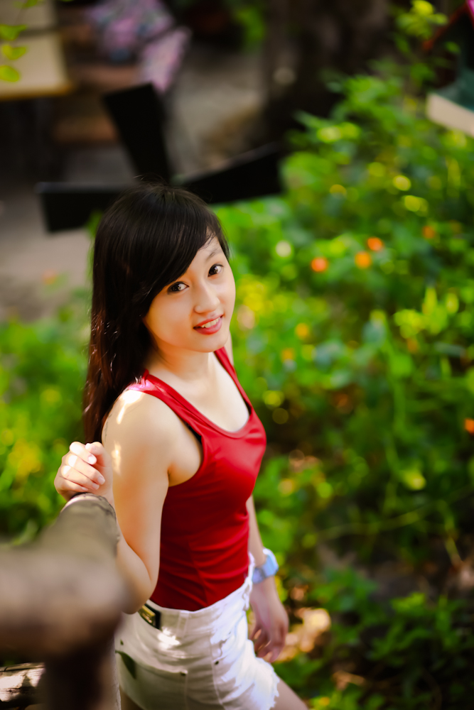 Hot girl ngộ nghĩnh dạo chơi trong vườn hoa