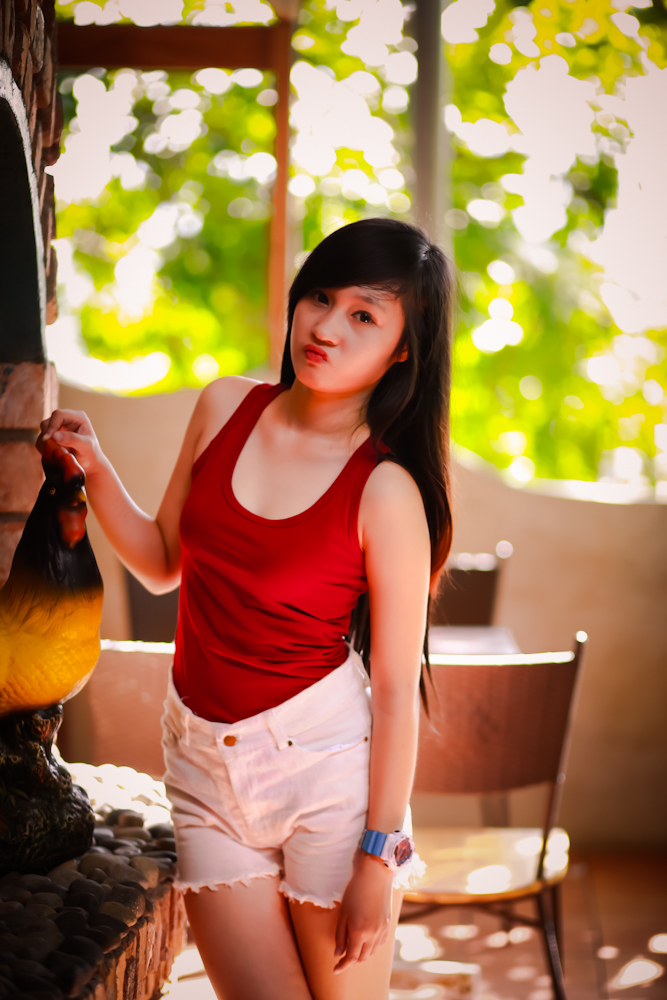 Hot girl ngộ nghĩnh dạo chơi trong vườn hoa