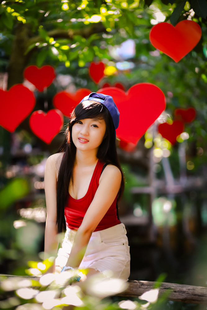 Hot girl ngộ nghĩnh dạo chơi trong vườn hoa