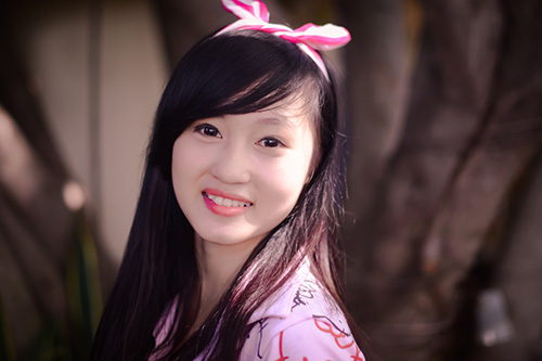 Hot girl ngộ nghĩnh dạo chơi trong vườn hoa