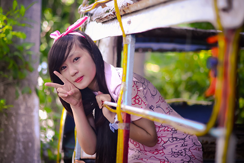 Hot girl ngộ nghĩnh dạo chơi trong vườn hoa