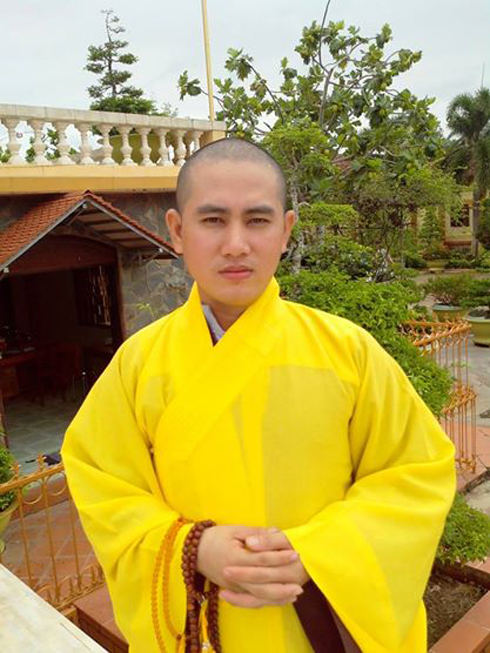 Sư thầy điển trai như hot boy khiến cộng đồng mạng mê mẩn