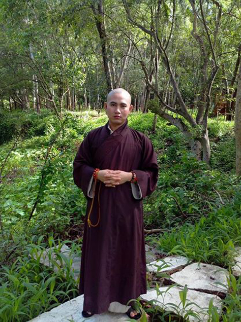 Sư thầy điển trai như hot boy khiến cộng đồng mạng mê mẩn