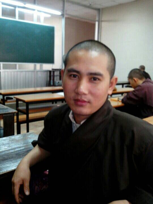 Sư thầy điển trai như hot boy khiến cộng đồng mạng mê mẩn