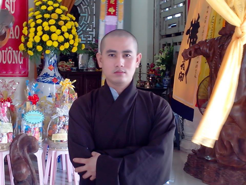 Sư thầy điển trai như hot boy khiến cộng đồng mạng mê mẩn