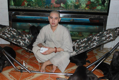 Sư thầy điển trai như hot boy khiến cộng đồng mạng mê mẩn