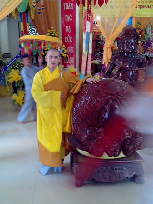 Sư thầy điển trai như hot boy khiến cộng đồng mạng mê mẩn