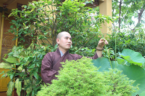 Sư thầy điển trai như hot boy khiến cộng đồng mạng mê mẩn