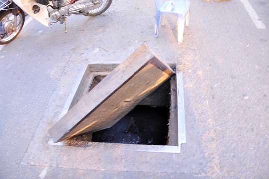 Miệng cống phát nổ, nhiều người tháo chạy