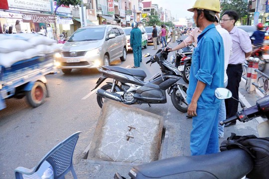 Miệng cống phát nổ, nhiều người tháo chạy