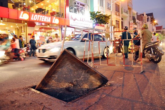 Miệng cống phát nổ, nhiều người tháo chạy