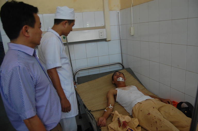 Lăn xả cứu người dân, CSGT bị côn đồ chém trọng thương