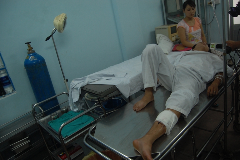 Lăn xả cứu người dân, CSGT bị côn đồ chém trọng thương