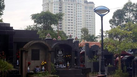 Kinh hãi cảnh nhà giàu Hà Nội sống cạnh người chết