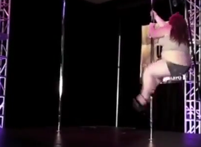Clip: Cô nàng 115 kg trổ tài múa cột cực đỉnh