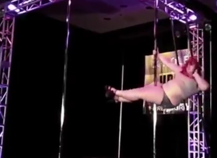 Clip: Cô nàng 115 kg trổ tài múa cột cực đỉnh