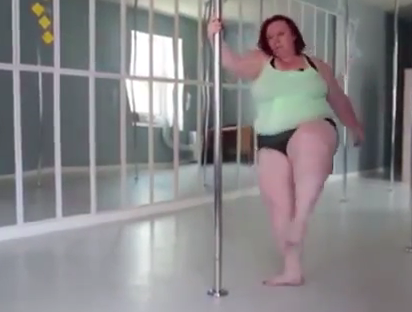 Clip: Cô nàng 115 kg trổ tài múa cột cực đỉnh