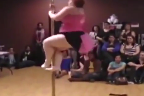 Clip: Cô nàng 115 kg trổ tài múa cột cực đỉnh