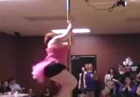 Clip: Cô nàng 115 kg trổ tài múa cột cực đỉnh