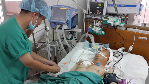 Sư thầy đi trên xe khách chui gầm cầu: Sư thầy đi trên xe khách chui gầm cầu: