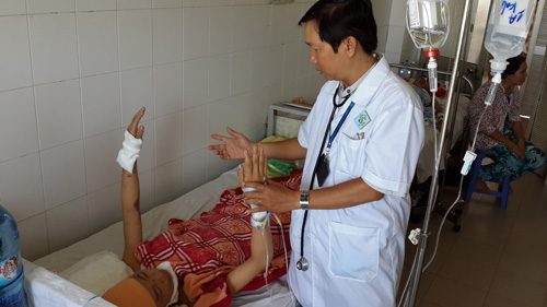 Sư thầy đi trên xe khách chui gầm cầu: Sư thầy đi trên xe khách chui gầm cầu: