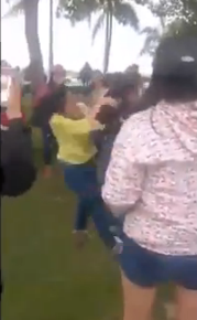 Clip: Nữ sinh Quảng Ngãi túm tóc, vật nhau không có hồi kết Clip: Nữ sinh Quảng Ngãi túm tóc, vật nhau không có hồi kết