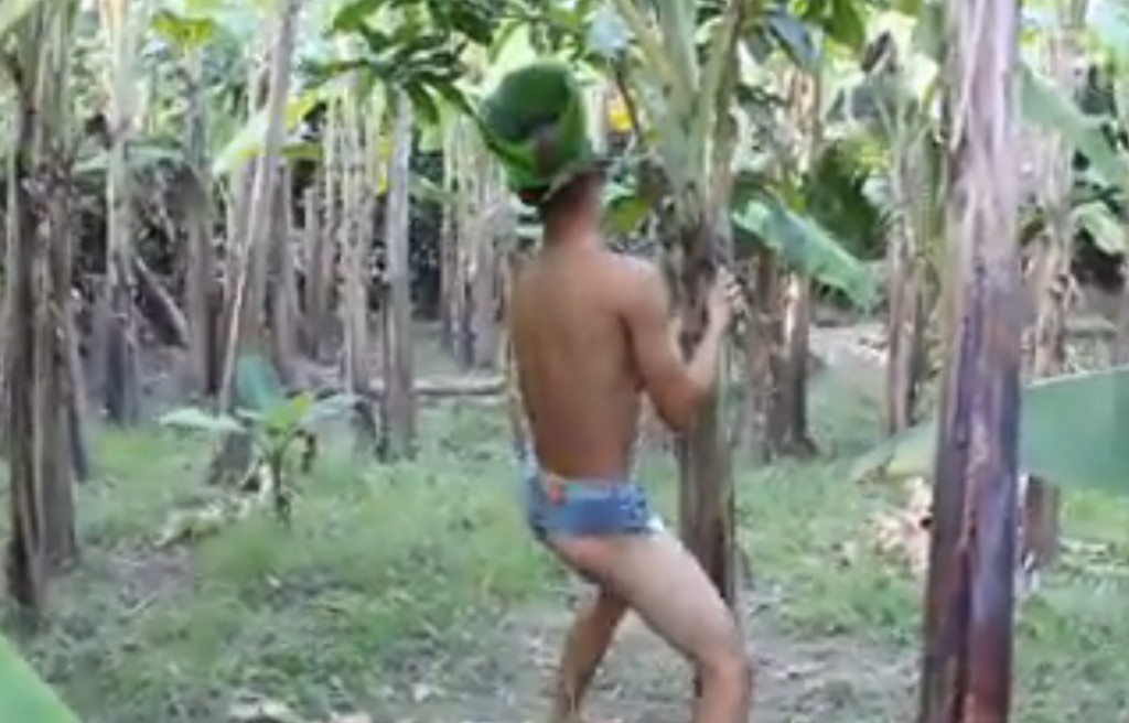 Sốc nặng thanh niên mặc sịp xanh dở trò “biến thái” ở vườn chuối