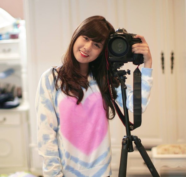 Lộ diện em gái của Vlogger Huyme xinh đẹp, vẽ giỏi