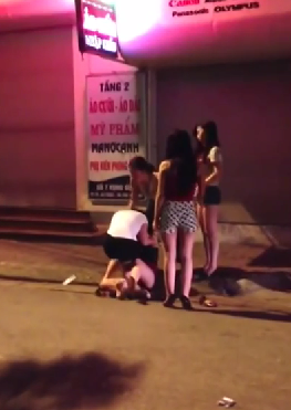 Clip: Chỉ một câu chửi hai thiếu nữ xông vào đánh nhau giữa đường