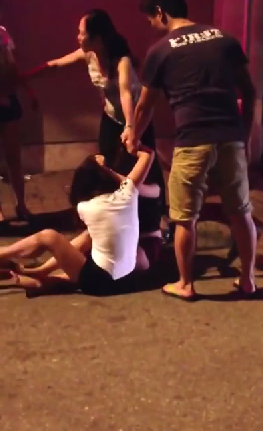 Clip: Chỉ một câu chửi hai thiếu nữ xông vào đánh nhau giữa đường