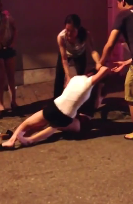 Clip: Chỉ một câu chửi hai thiếu nữ xông vào đánh nhau giữa đường