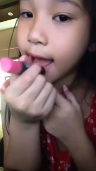 Choáng váng với thiếu nữ 10X tung clip dạy trang điểm 