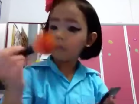 Choáng váng với thiếu nữ 10X tung clip dạy trang điểm 