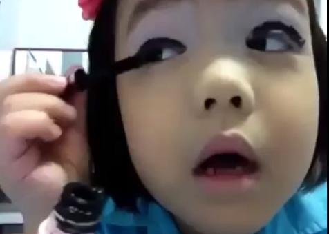 Choáng váng với thiếu nữ 10X tung clip dạy trang điểm 