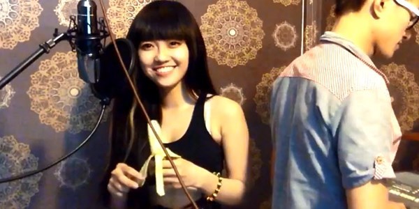 Hot girl vừa ăn chuối vừa hát “Quay về đi”