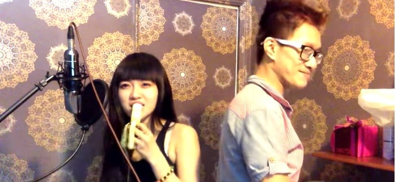 Hot girl vừa ăn chuối vừa hát “Quay về đi”