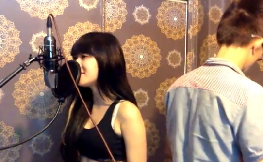 Hot girl vừa ăn chuối vừa hát “Quay về đi”