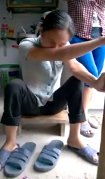 Clip: Thiếu nữ “phê” thuốc lào nằm bò dưới đất