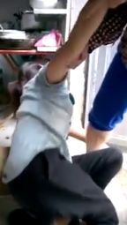 Clip: Thiếu nữ “phê” thuốc lào nằm bò dưới đất