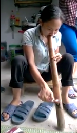 Clip: Thiếu nữ “phê” thuốc lào nằm bò dưới đất