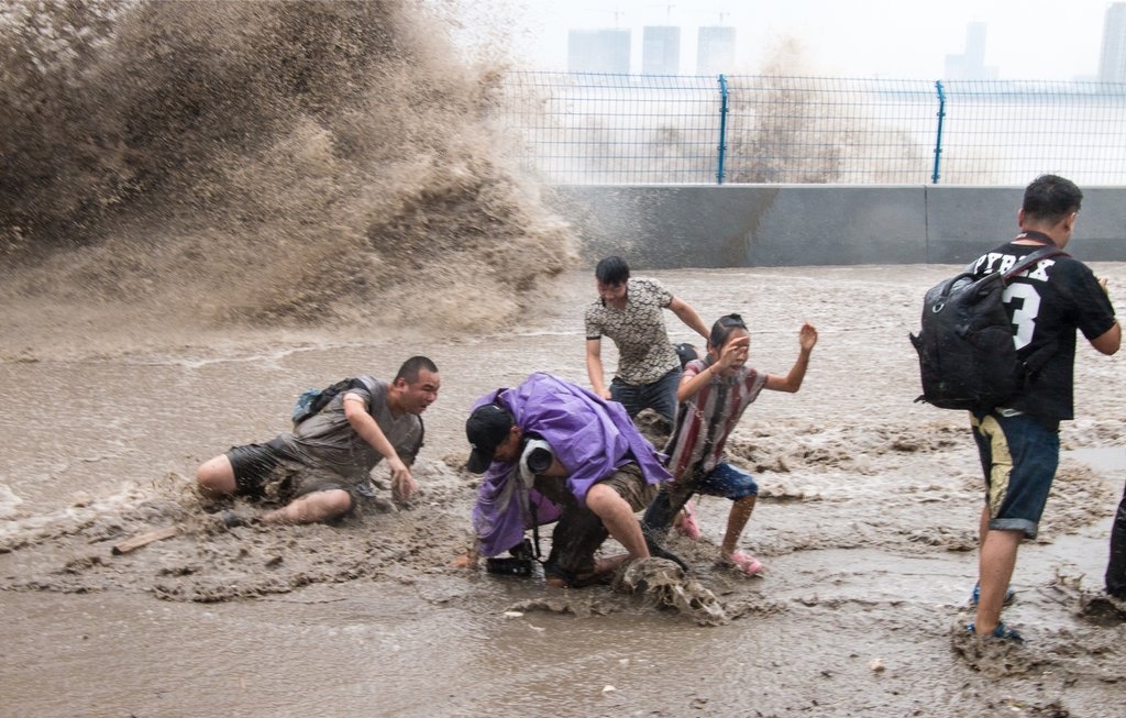 Trung Quốc: “Thủy triều Quỷ Vương” bất ngờ ập tới gây nguy hiểm 