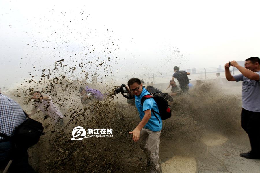 Trung Quốc: “Thủy triều Quỷ Vương” bất ngờ ập tới gây nguy hiểm 