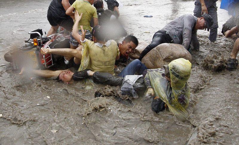 Trung Quốc: “Thủy triều Quỷ Vương” bất ngờ ập tới gây nguy hiểm 